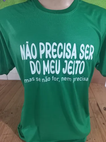 Camiseta com frases e estampa