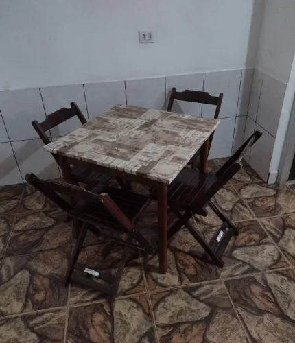 Mesa com 4 cadeiras
