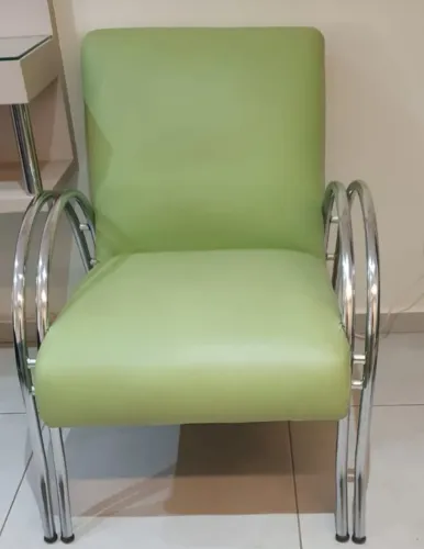 Poltrona em courino verde seminova