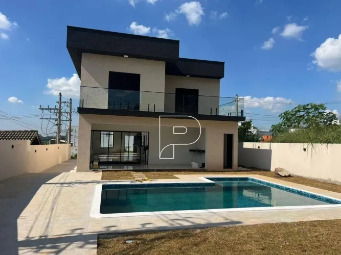 Casa em condomínio fechado com 4 suítes e piscina na região da Granja Viana.