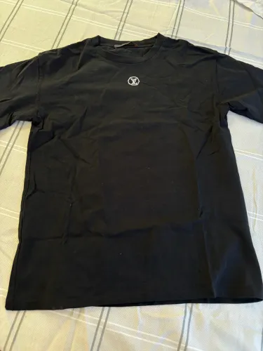 CAMISETA LOUIS VUITTON CREDITS