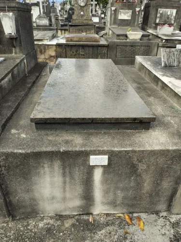 JAZIGO PERPÉTUO com tampo em granito em local nobre em Inhaúma