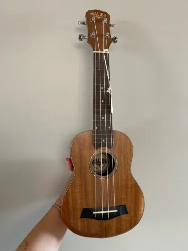 Ukulele Soprano Malibu com Cordas Aquila + Acessórios