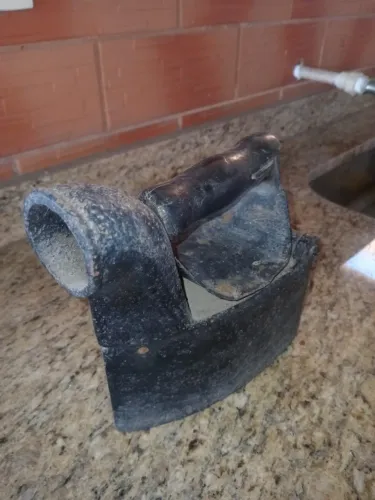 Ferro de passar a carvão antigo( leia a discrição)