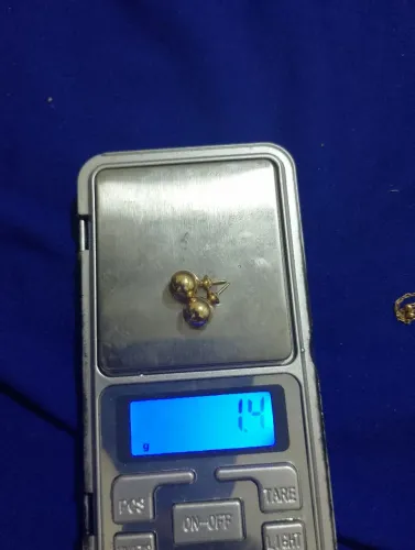 Brincos de bolinha em ouro puro .
