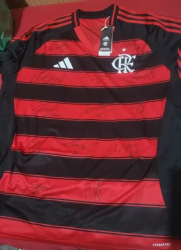 CAMISA FLAMENGO 2025 AUTOGRAFADA PELO ELENCO - NOVA (COM TAGS) - COMPROVAÇÃO DE ORIGEM OFI