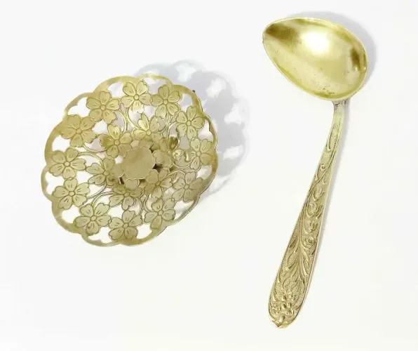 Colher Infantil Antiga em Metal Dourado com Cestinha