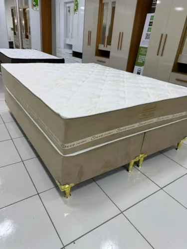 "Conforto e Suporte: Cama Queen com Molas Ensacadas e Revestimento em Tecido Poliéster"