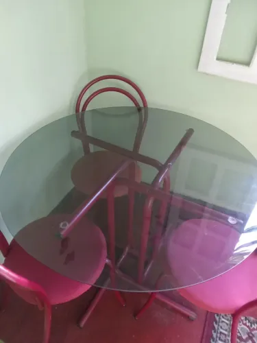Mesa de jantar de vidro com 4 cadeiras estofadas