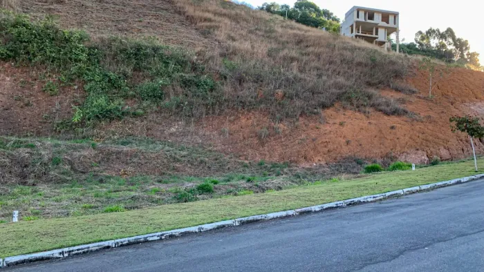 De frente para uma área de preservação e com 585 m² para venda