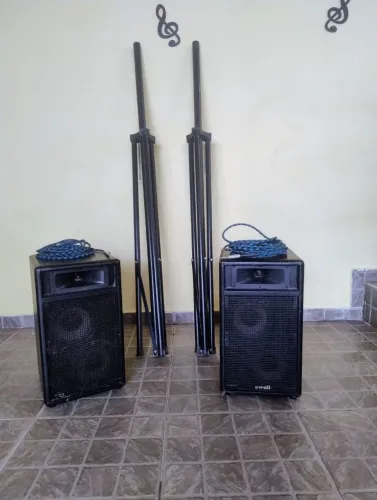Kit 2 caixas de som com tripé + cabos