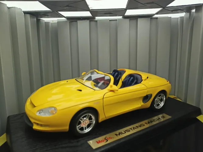 Miniatura Mustang Mach III Maisto 1:18 - Metal - Sempre na caixa
