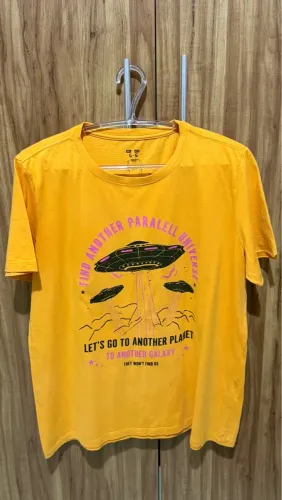 Camiseta Mostarda Estampa UFO - Tam. G