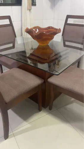 Mesa de jantar em madeira com tampo de vidro