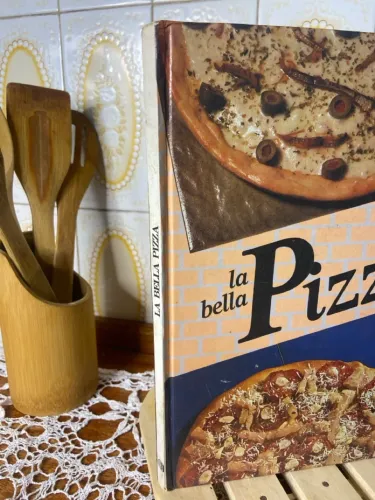 Editora Três | Vintage Livro de Receitas Capa Dura 1994 | La Bella Pizza 
