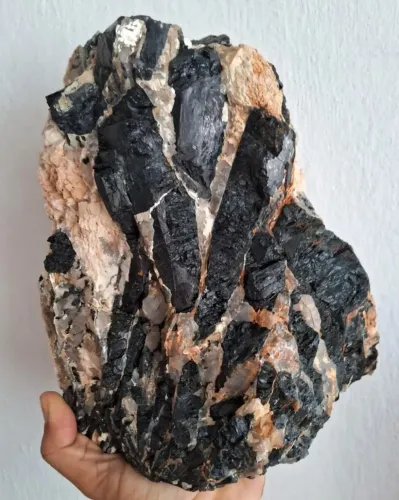 Turmalinas negras na matriz rochosa com 7,8kg e 23cm
