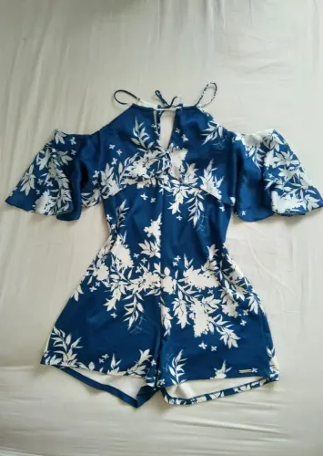 M - Macaquinho Azul Floral com Ombros Vazados