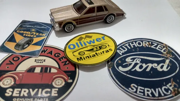 Miniatura Hotwheels Cadillac seville com brinde
