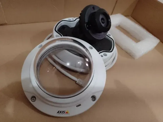 Câmera  IP AXIS M3024-LVE com ID para área externa.