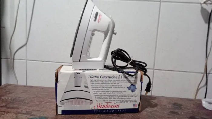 Ferro elétrico a vapor. Obs: tensão: 120volts, pra usar 220v precisa transformador. 