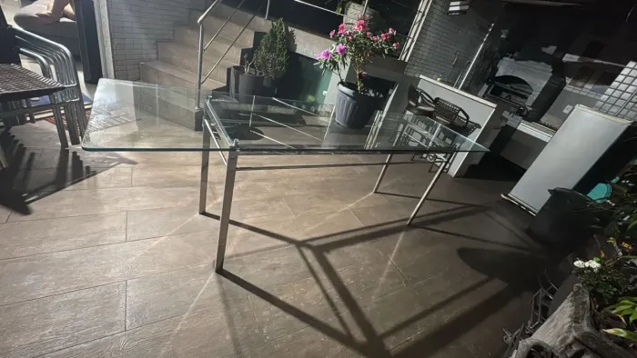 Mesa de inox com tampo de vidro (2,50 x 0,70m) com furo no meio para ombrelone