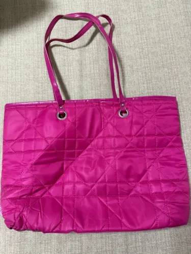 Bolsa de ombro acolchoada rosa vibrante