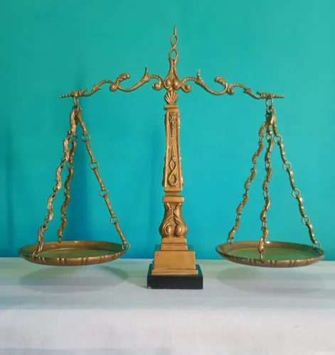 Antiga e linda balança da justiça em metal decorativa