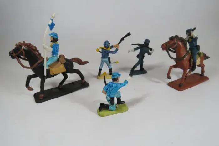 BRINQUEDO - FORTE APACHE GULLIVER - Lote 01 com 05 (cinco) soldados e 02 (cavalos) 