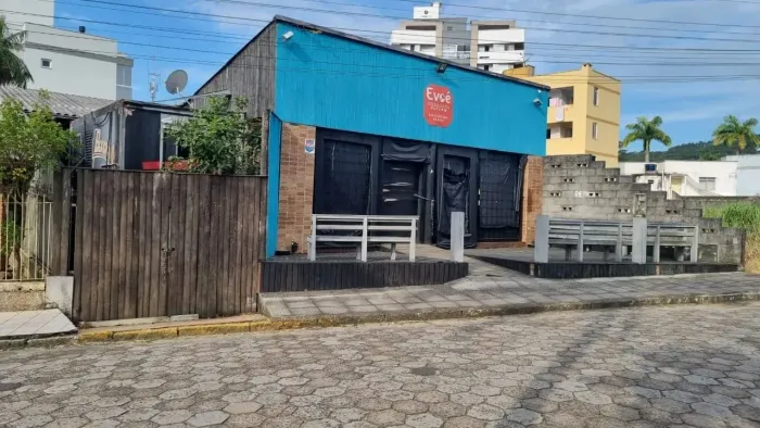 Casa modificada para comercio, localizada no centro de Siderópolis.