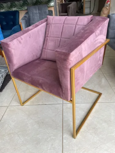 Poltronas Ravena matelon Decorativa em Veludo com Base Dourada