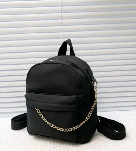Mochila Feminina Pequena Preta com Corrente