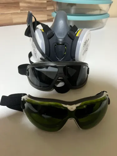 Vendo respirador semi facial e óculos de proteção