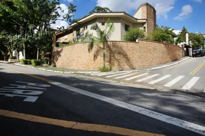 Residência de alto padrão em um dos condomínios mais cobiçados do Morumbi.