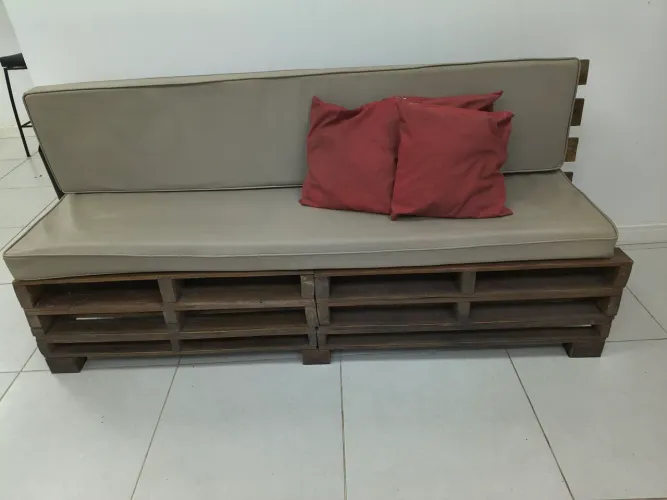 Sofá de paletes com almofadas