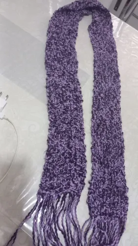 Um cachecol  roxo  novo  160cm pó 10 largura 