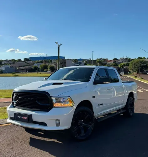 Ram Classic Laramie Night Edition 5.7 V8 16V Gasolina 4X4 Aut. 2022