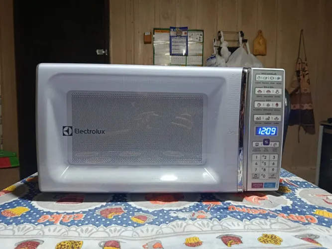 Micro-ondas Electrolux 34L MEO44 (Para Conserto ou Peças)