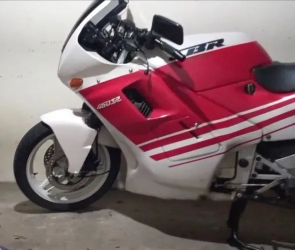 Uma relíquia pra quem gosta de uma moto rápida potente e de muita presença