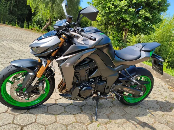 Kawasaki Z1100 SE em perfeito estado de conservação, sem detalhes.