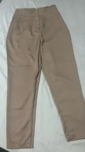 Calça alfaiataria de cor caqui tamanho M/40