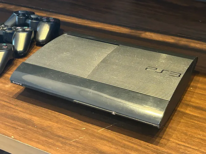 PlayStation 3 slim desbloqueado com loja de jogos