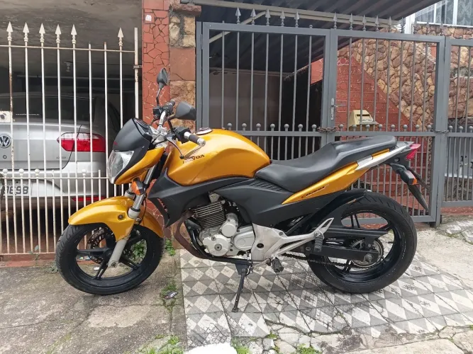 CB300 dourada toda em dia