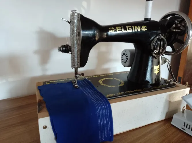 Máquina de Costura Elgin reta 