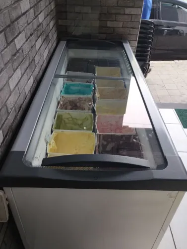Freezer para sorvete Metalfrio.