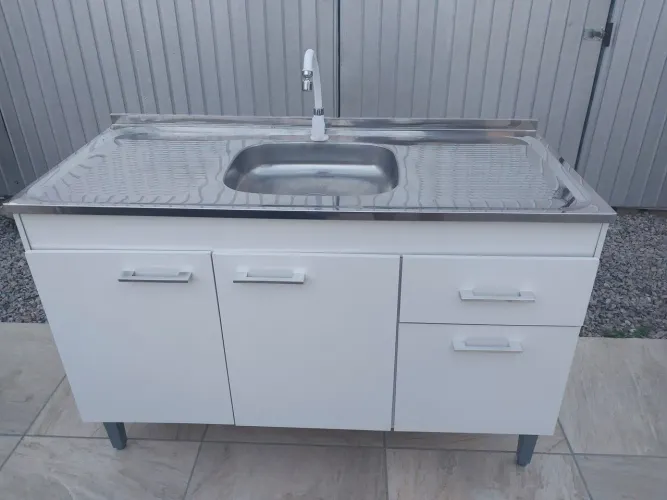 Vendo armário de cozinha praticamente novo,  1 mês de uso. Vai com a torneira e a pia