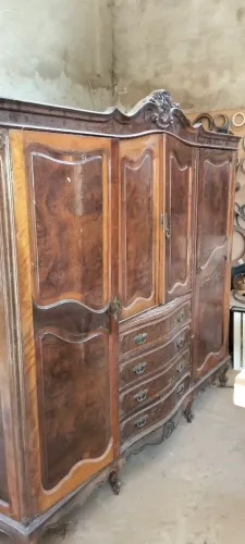 Armário relíquia   de madeira imbuía trabalhada 3.800,00