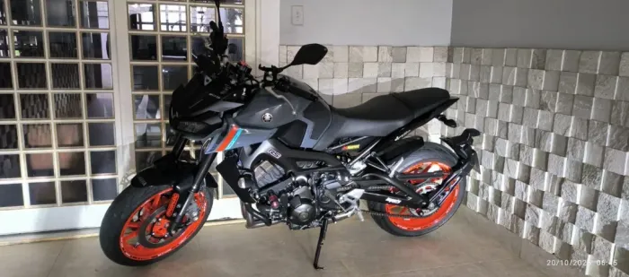 Yamaha MT-09 2023, muito bem cuidada, revisada e pronta para rodar! Moto diferenciada.