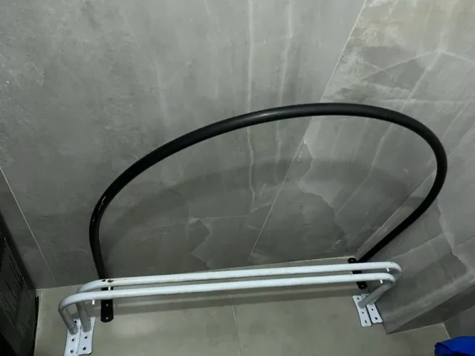ARARAS PARA ROUPAS E 1 SUPORTE PARA PROVADOR, EM TUBO METÁLICO.