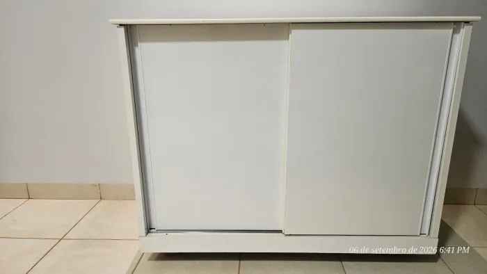 Cômoda branco 2 portas de correr e 4 gavetas - Ótimo estado!
