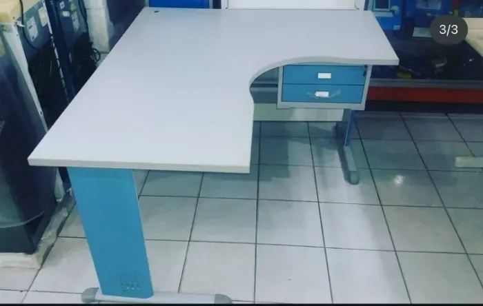 MESA DE ESCRITÓRIO EM FORMATO DE L. CADA UM R$ 750,00, RESTAM APENAS 4 UNIDADES DISPONÍVEL